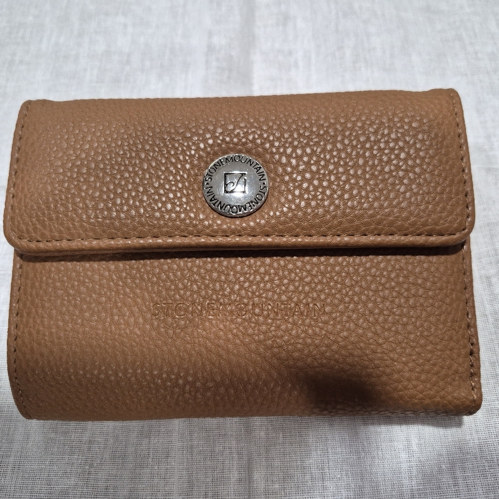 NWOT Stone Mountain Snap Close Wallet
